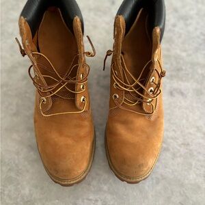 Men's Timberland Boots 8.5. Perfectly worn in and ready for Fall!
